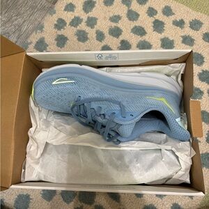 Clifton 9 Hoka never worn in box